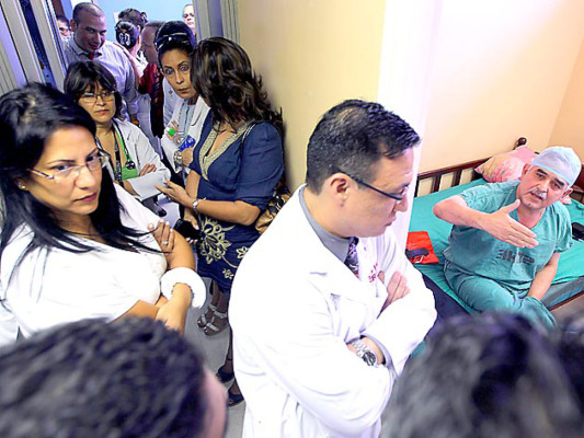 Médicos en paro acorralan a Tucky Bendaña