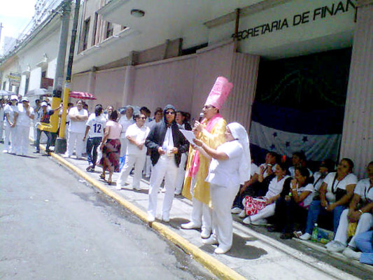 Auxiliares de enfermería protestan frente a la Secretaría de Finanzas en Tegucigalpa