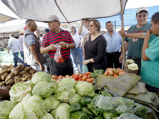 Embajadora de Estados Unidos se va de compras al mayoreo