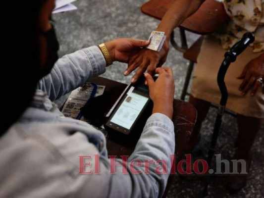 Juventud y tercera edad abarrotan urnas en Talanga, Francisco Morazán