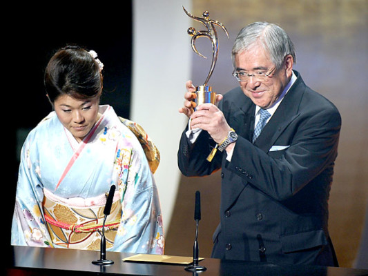 Lionel Messi gana su tercer Balón de Oro consecutivo