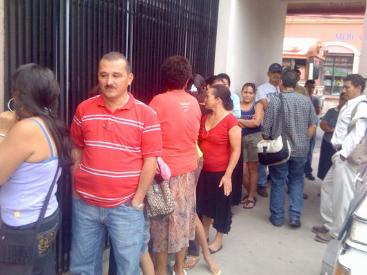 A última hora capitalinos acuden a bancos