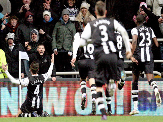 El Newcastle tumba al Manchester United y lo relega al segundo lugar