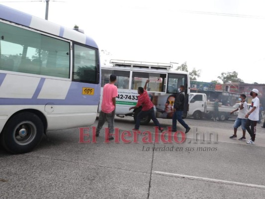 Paro de transporte público provoca enfrentamientos y caos en la capital (FOTOS)
