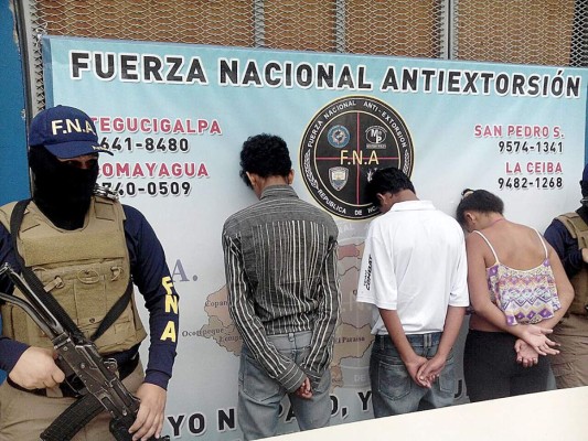 Caen presuntos extorsionadores, entre ellos niña de 12 años