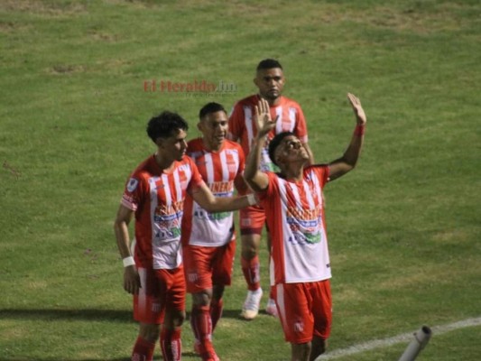 Vida venció 2-1 a la Real Sociedad y sigue líder del torneo Apertura