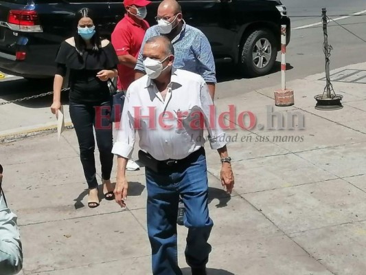 Porfirio Lobo llega al Ministerio Público para pedir que lo investiguen