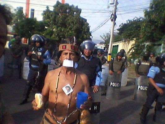 Honduras: Protestan frente a Conatel contra sanciones impuestas a Globo TV