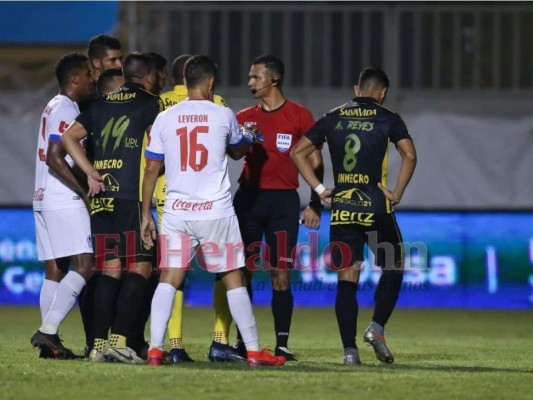 Frustración españolista y celebración de los leones: lo que no se vio de la final de grupos