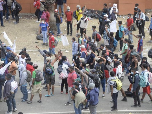 ¡Imágenes que duelen! El violento desalojo a la caravana migrante en Chiquimula