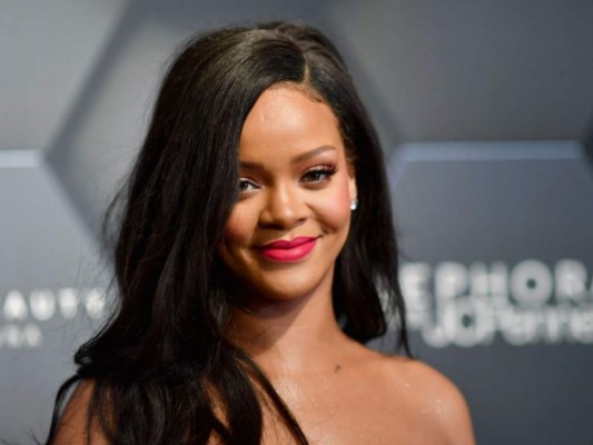 Rihanna demanda a su padre por utilizar su marca para beneficiarse