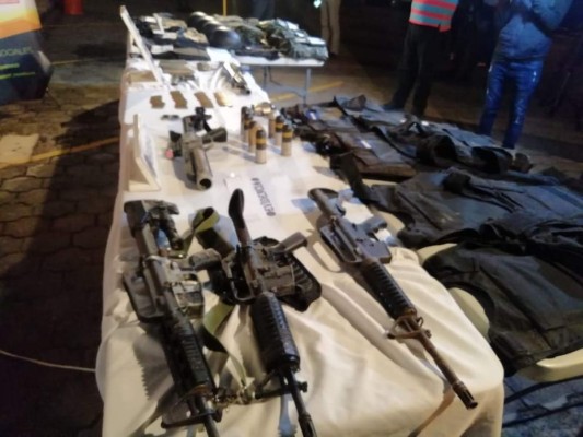 FOTOS: Con armas de grueso calibre e indumentaria militar caen presuntos autores de masacre