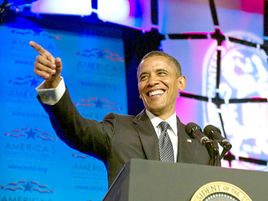 Obama dice 'Hacia adelante' en nuevo lema de campaña