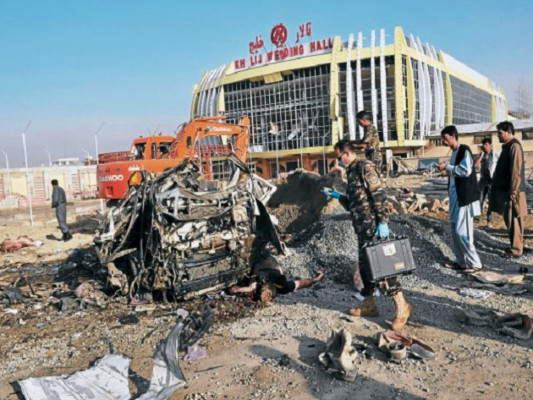 Doce muertos tras ataque suicida en protesta por película antiislam