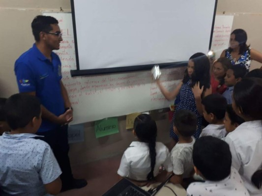 Alumnos de la Escuela Víctor F. Ardón aprenden a reducir, reciclar y reutilizar