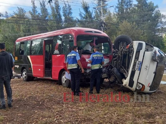 Cinco heridos deja accidente entre bus y camión en el anillo periférico
