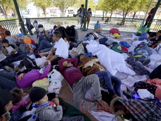 Las imágenes que el gobierno Biden ha intentado ocultar de migrantes en la frontera