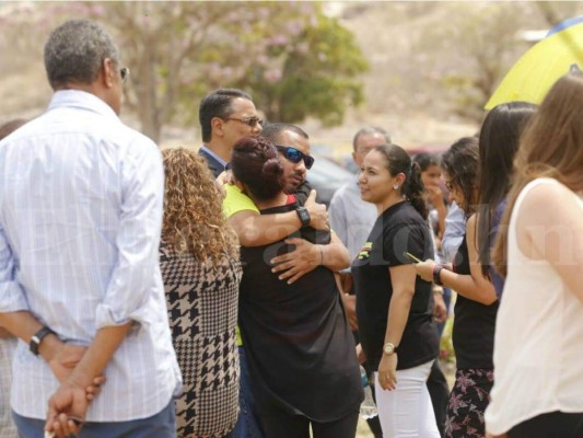 Entre lágrimas y aplausos despiden del mundo terrenal al doctor Solórzano