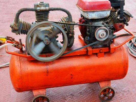 Japonés mata a su compañero tras dispararle aire en el trasero con un compresor