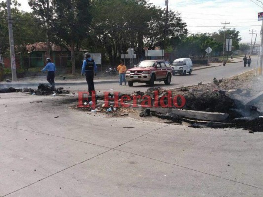 Manifestantes son desalojados con bombas lacrimógenas en Choluteca