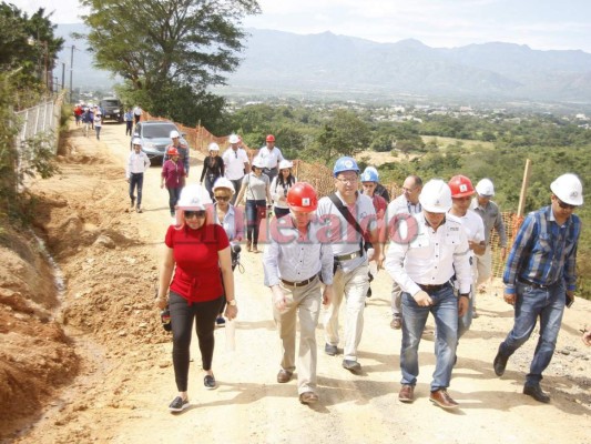 El embajador de Japón junto al alcalde Carlos Miranda supervisando la planta de tratamiento financiada por el gobierno japonés.