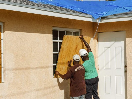 FOTOS: El huracán Isaías azota las Bahamas mientras avanza a Florida