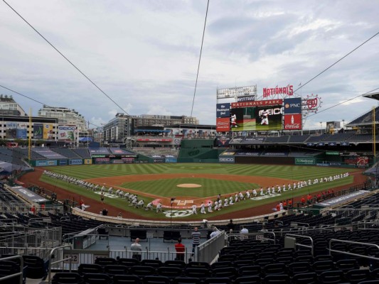 Los Yankees de Nueva York y los Nacionales de Washington se arrodillan durante un momento de silencio por Black Lives Matter antes del juego en el Parque Nacional. Agencia AFP.