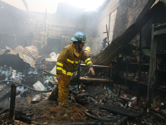 Incendio consume seis bodegas del mercado Medina