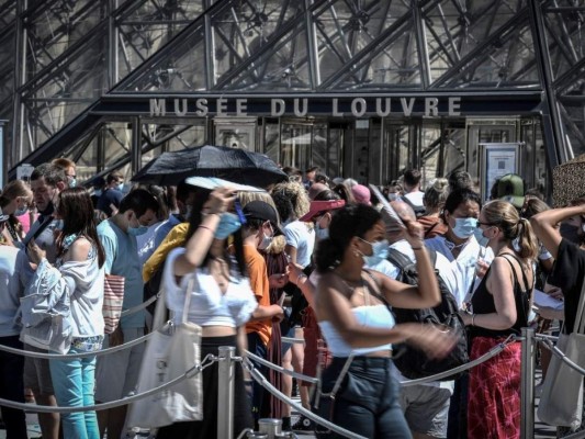 Francia pone fin el jueves al uso de mascarilla al aire libre y levantará toque de queda