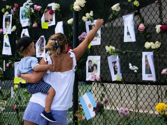 Familiares de las víctimas en Surfside rinden homenaje con emotivo monumento improvisado