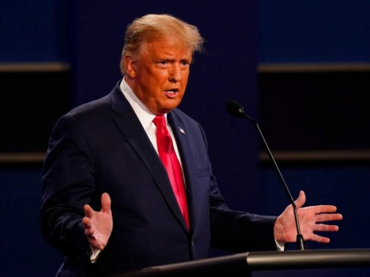 Los curiosos gestos de Trump durante último debate con Biden (FOTOS)