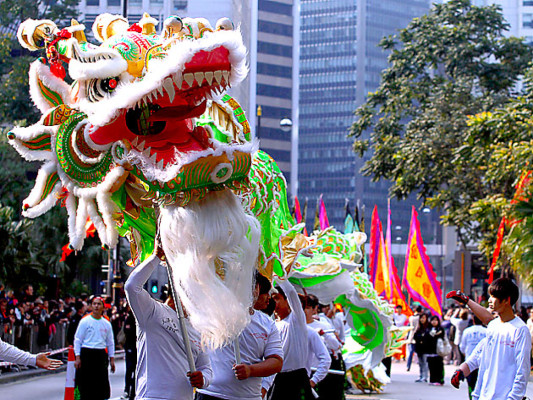 El mundo saluda al 2012 y dice adiós a un difícil año viejo