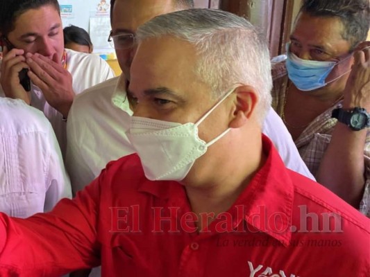 Tras una larga espera, Yani Rosenthal ejerce el sufragio en San Pedro Sula