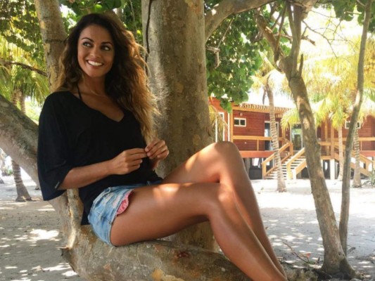 Lara Álvarez llega a Cayos Cochinos y se muestra emocionada de 'volver a casa'