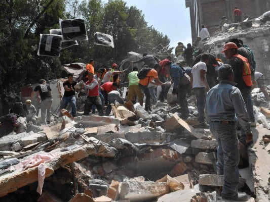 Edificios en la Ciudad de México colapsan tras sismo de 7.1