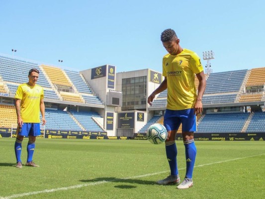 Imágenes de la presentación del Choco Lozano en el Cádiz de España