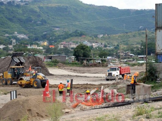 Botados están los contenedores que tienen precios de 70,000 y hasta 90,000 lempiras. Foto: Emilio Flores/El Heraldo