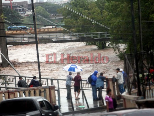 Impactantes imágenes de la crecida del río Choluteca en la capital de Honduras