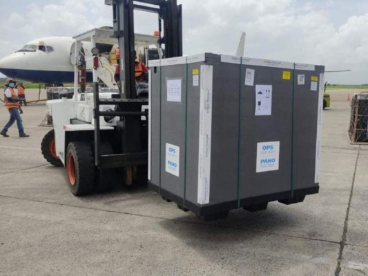 Llega a Honduras lote de 187,200 dosis de vacuna AstraZeneca