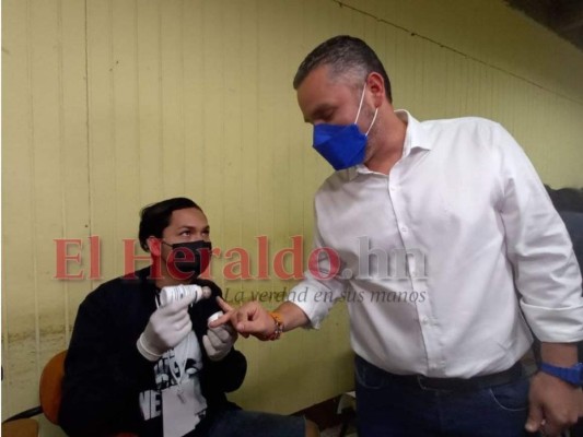 Así ejerció el sufragio David Chávez, candidato a la comuna capitalina (FOTOS)