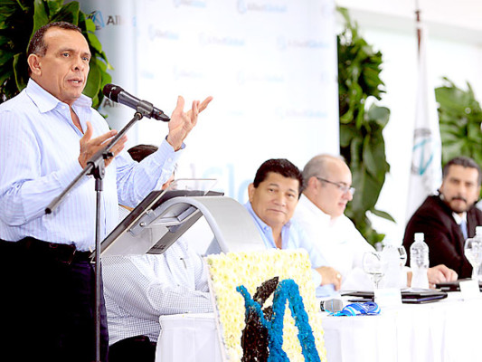 'Pepe' Lobo asegura que no tiene problemas con aspiraciones políticas de su hijo