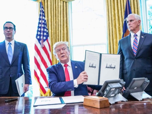 Donald Trump es blanco de burlas por equivocarse y anunciar sanciones contra líder iraní muerto en 1989