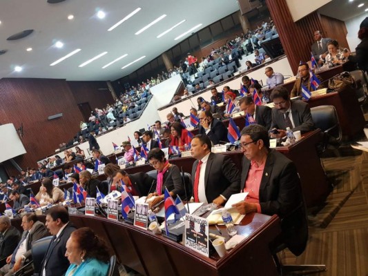 Diputados de Libre manchan Bandera de Honduras en señal de protesta