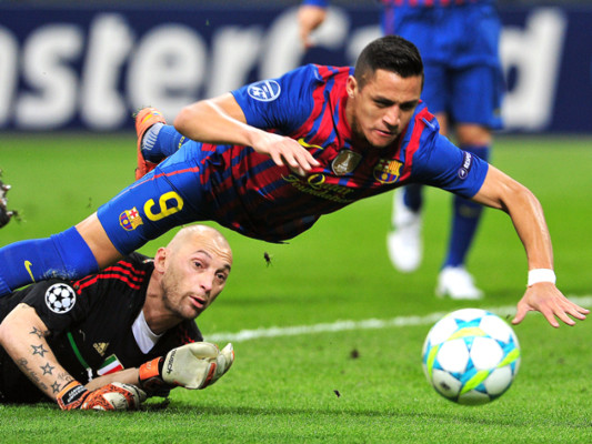 El Barça reclamó penales sobre Alexis Sánchez y Puyol