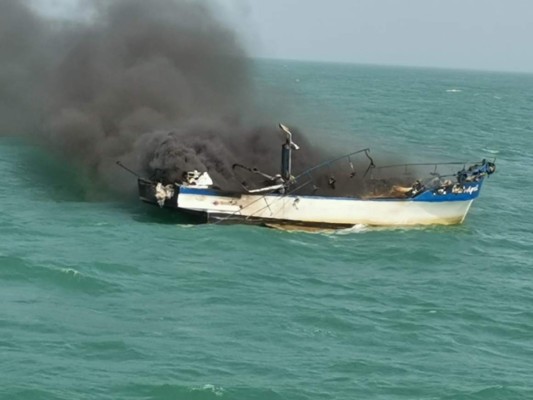 Rescatan a ocho tripulantes de barco consumido por incendio en el caribe hondureño