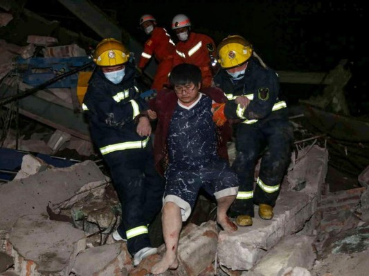 Impactantes fotos del derrumbe de hotel que albergaba enfermos de coronavirus