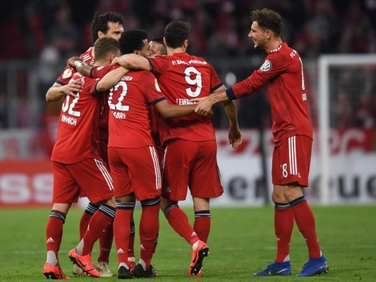 Con diez hombres durante gran parte del duelo, el Bayern Múnich se clasificó este miércoles para las semifinales de la Copa de Alemania. Foto:AFP
