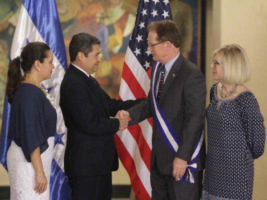 Embajador de Estados Unidos James Nealon es condecorado en Casa de Gobierno