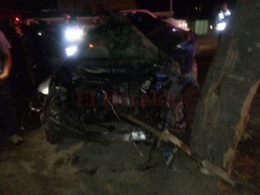 Las imágenes que dejó el aparatoso accidente que cegó la vida de dos jóvenes en Danlí