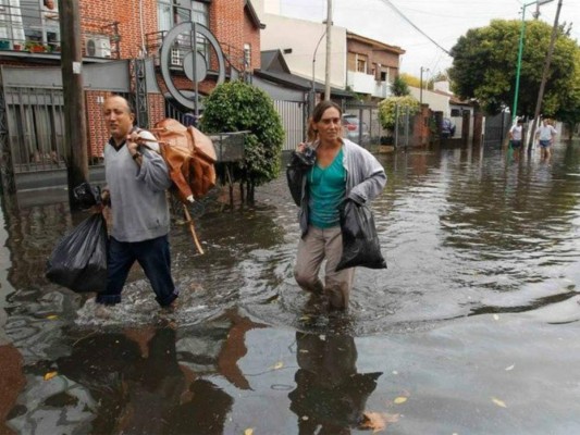 Argentina es azotada por incendios e inundaciones simultáneamente